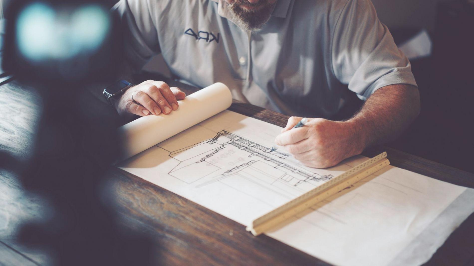 Profesionales analizando datos financieros en oficina moderna