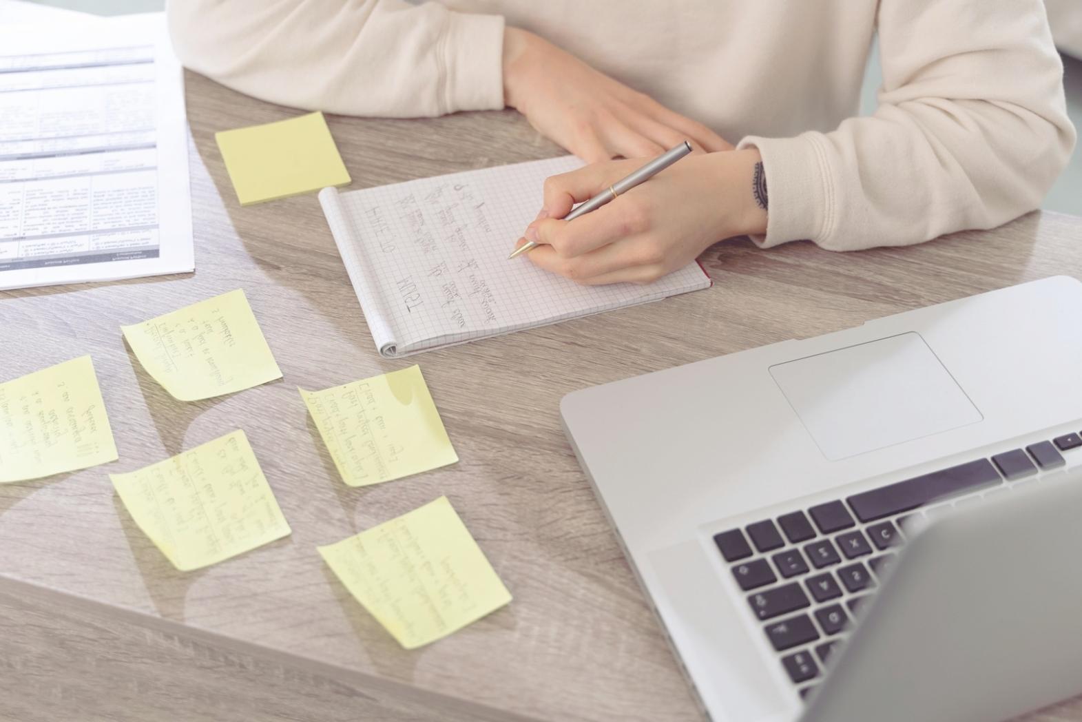 Grupo de profesionales colaborando en estrategias financieras